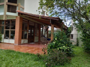 Casa à 250m praia Martim de Sá, melhor praia, boas opções de lazer